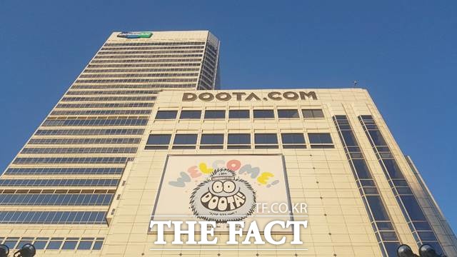 두산은 21일 이사회를 열고 서울시 중구 소재 두산타워 빌딩을 8000억 원에 매각 결정했다. /더팩트 DB