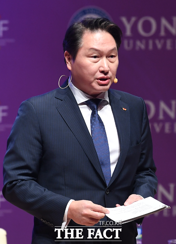 최태원 SK그룹 회장은 22일 전 임직원에게 보낸 이메일에서 코로나19 환경을 위기라고 단정 짓거나 굴복하지 말고 우리의 이정표였던 딥체인지(근본적 변화)에 적합한 상대로 생각하고, 성장의 계기로 삼아야 한다고 강조했다. /이새롬 기자