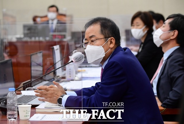 홍준표 의원이 22일 4차 추경에 반대하면서 문재인 정부를 향해 퍼주지 못해서 환장한 정부 같다고 비판했다. 홍 의원이 지난 16일 국회 국방위원회 서욱 국방부 장관 후보자 인사청문회에서 질의하는 모습. /이새롬 기자