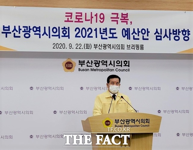 부산시의회 신상해 의장이 22일 오전 10시 시의회 브리핑룸에서 기자회견을 갖고 내년도 예산안 심사 방향에 대해 설명하고 있다. /부산=김신은 기자