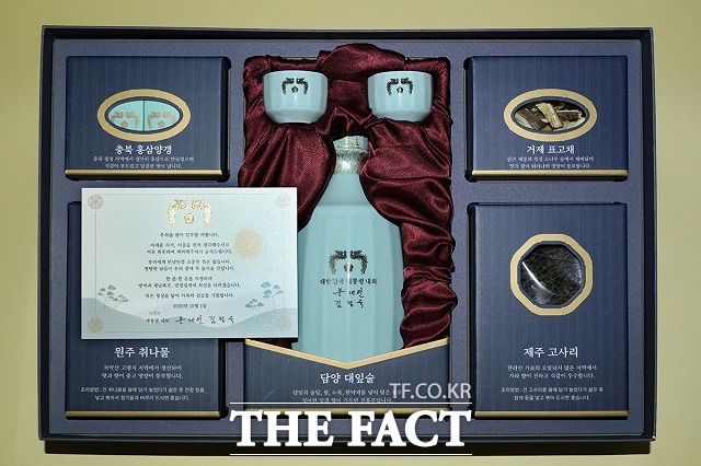 문재인 대통령 내외가 마련한 올해 추석 선물은 전남 담양의 대잎술(또는 꿀), 충북의 홍삼양갱, 강원 원주의 건취나물, 경남 거제의 표고채, 제주의 건고사리 등 각 지역의 특산물 세트로 구성됐다. /청와대 제공