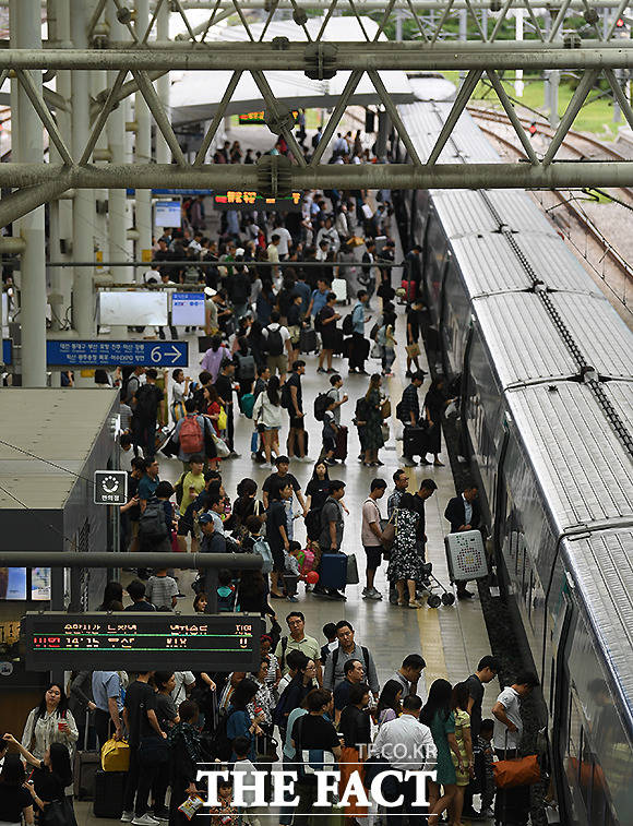 서울시민 3명 중 2명은 이번 추석에 가족·친지를 찾아가지 않는다는 계획인 것으로 나타났다. 추석 연휴 첫날인 2019년 9월12일 오후 서울역을 찾은 시민들이 고향으로 향하는 열차에 탑승하고 있다. /이새롬 기자
