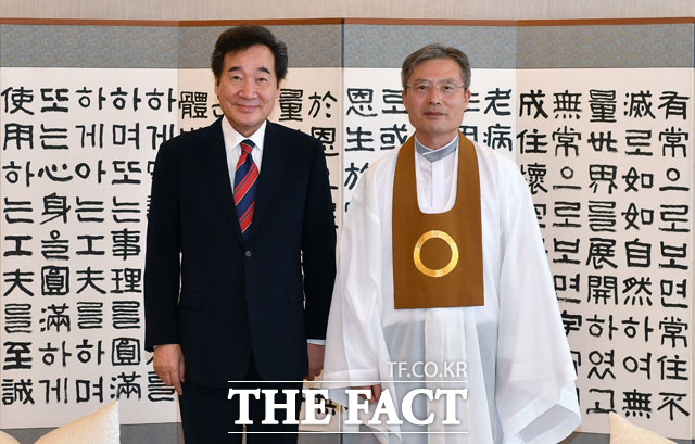 이낙연 더불어민주당 대표(왼쪽)가 23일 오후 서울 동작구 원불교소태산기념관에서 오도철 원불교 교정원장을 예방한 뒤 기념촬영을 하고 있다. /남윤호 기자