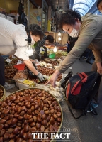 [TF포토] 차례 음식 고르는 시민들