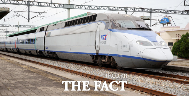 지난 2017년 기본계획변경(무안공항 경유)으로 당초 노선에 포함돼 있던 함평역 경유가 사실상 백지화되면서 함평 지역사회에서는 계획변경 당시 주민협의과정이 부실했다며 강하게 반발하고 있다. KTX가 함평역을 지나고 있는 모습./ 전남 함평군 제공