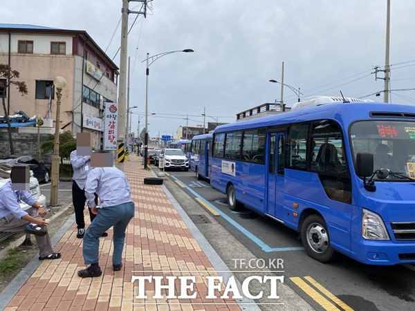 지난 7월25일 포항지역 시내버스 노선 개편을 하면서 새로 도입 된 마을 버스 운전자들이 휴게실은 물론 대기실 조차 없어 길가에 차를 세우고 인도에서 쉬고 있다./포항=오주섭기자