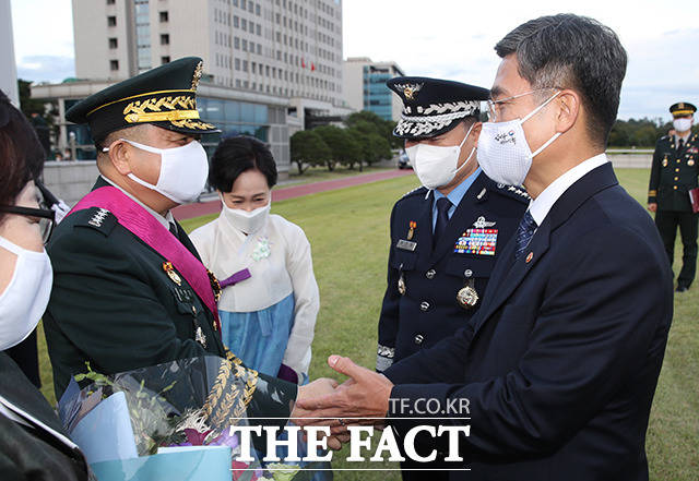 인사하는 서욱 국방부 장관(오른쪽)과 박한기 전임 합참의장(왼쪽). 오른쪽 두번째는 원인철 신임 합참의장.