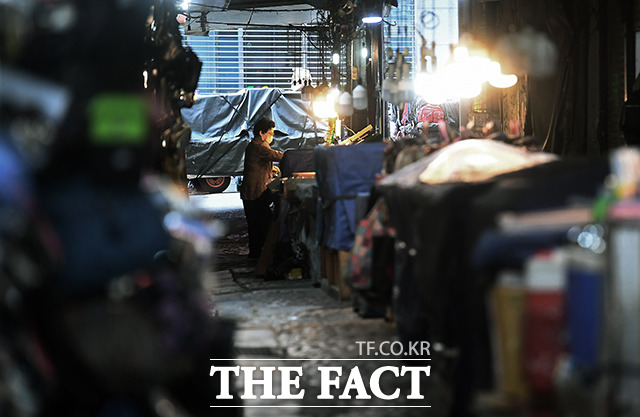 추석을 일주일 앞둔 24일 오후 서울 중구 남대문시장이 비교적 한산한 모습을 보이고 있다. /이동률 기자