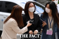 [TF포토] 취재진 질문 받으며 법정 향하는 정경심 교수