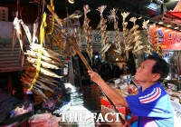 [TF포토] 추석 앞두고 건어물 정리하는 상인