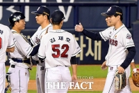 [TF사진관] '1점차 승리', 기쁨 나누는 두산 선수들