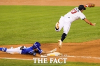 [TF포토] 삼성 김성윤 '성공적인 번트 안타'