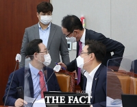 [TF사진관] 국회 운영위서 대화 나누는 국민의힘 지도부