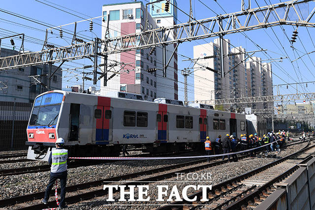 출근시간 서울 지하철 1호선이 설비 고장으로 지연운행되면서 시민들이 불편을 겪었다. 4월14일 오전 지하철 1호선 탈선 사고가 벌어진 서울 영등포구 신길역 인근 철로에서 한국철도 관계자들이 선로 복구 및 탈선 열차 이송 준비 작업을 펼치고 있다. /남용희 기자