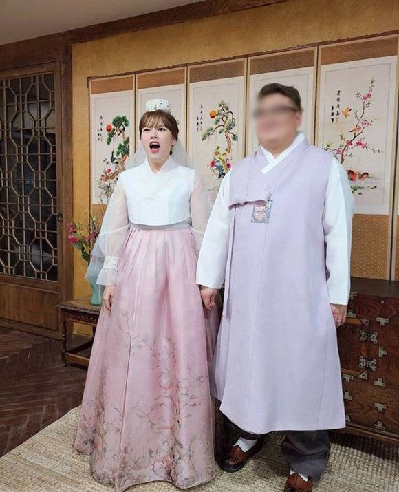 코미디언 김선정이 4살 연하의 비연예인과 오는 11월 결혼식을 올린다고 밝혔다. /김선정 SNS
