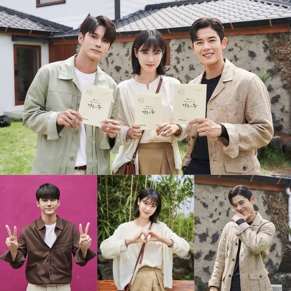 배우 옹성우, 신예은, 김동준(왼쪽부터)이 경우의 수 본방 사수를 독려하는 인증샷을 공개했다. /JTBC 경우의 수 제공