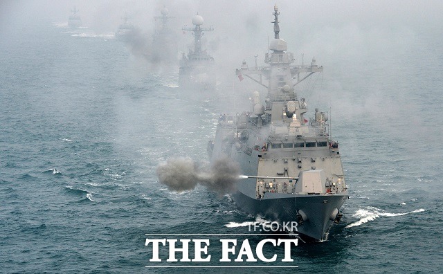 문재인 대통령이 25일 경기도 이천시 육군특수전사령부에서 거행된 제72주년 국군의 날 기념식 기념사에서 정부와 군은 경계태세와 대비태세를 더욱 강화하겠다고 밝혔다. 사진은 해상기동훈련을 하는 해군 함정. /임영무 기자