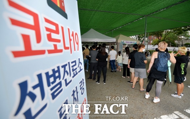 질병관리청 중앙방역대책본부는 26일 0시 기준 코로나19 확진자가 전날 대비 61명 증가한 2만3516명으로 집계됐다고 밝혔다. /이덕인 기자