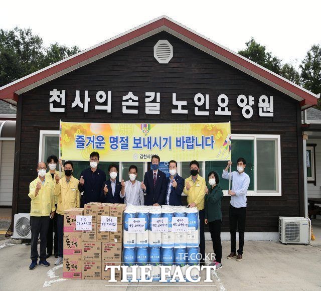 김천시의회는 추석을 앞두고 천사의 손길 요양원을 찾아 위문품을 전달했다. /김천시의회 제공