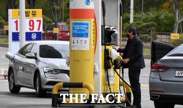 26일 한국석유공사 유가정보 서비스 오피넷에 따르면 이달 넷째 주 전국 주유소 휘발윳값은 리터당 평균 1347.3원으로 집계됐다. /더팩트 DB