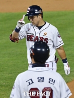 [TF포토] 최주환, '안타 하나 추가~'