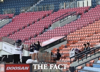 [TF포토] 빈 관중석에서 응원하는 치어리더