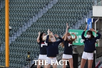 [TF포토] 관중이 없어도 신나게 응원해요!