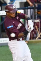 [TF포토] 키움 러셀, '공이 너무 빨라'