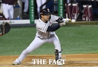 [TF포토] 박건우, '정밀한 번트'