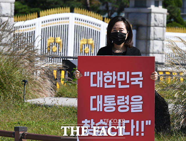 전주혜 국민의힘 의원이 27일 오전 청와대 분수대 앞에서 북한의 해수부 공무원 피격 사망사건 진상조사를 요구하는 1인 시위를 하고 있다. / 배정한 기자