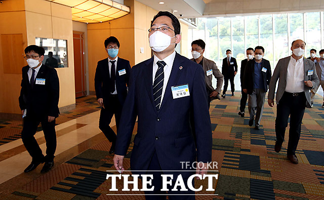 최대집 대한의사협회장이 27일 서울 서대문구 스위스그랜드호텔에서 열린 대한의사협회 임시대의원총회에서 회의장으로 입장하고 있다. 이날 최대집 대한의사협회 회장에 대한 불신임안(탄핵안)은 부결됐다./뉴시스