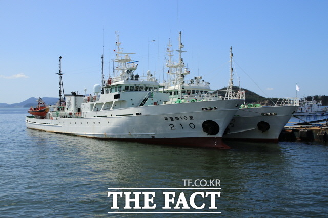 27일 낮 12시 10분, 목포 서해어업관리단 어업지도선 전용부두에 귀항해 정박해 있는 무궁화10호. /목포=김대원 기자