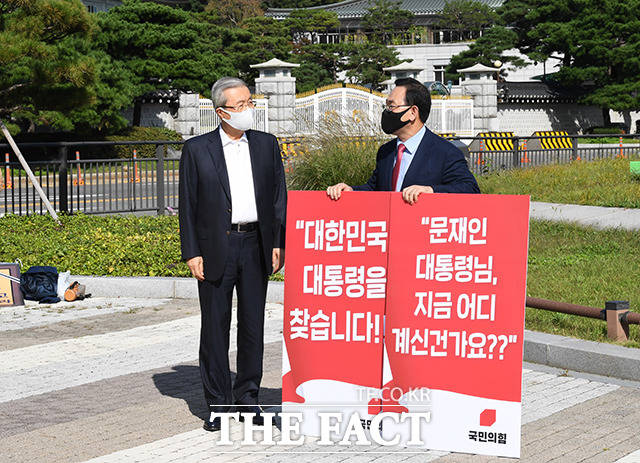 1인 시위하는 주호영 원내대표 격려 방문한 김종인 비대위원장(왼쪽).