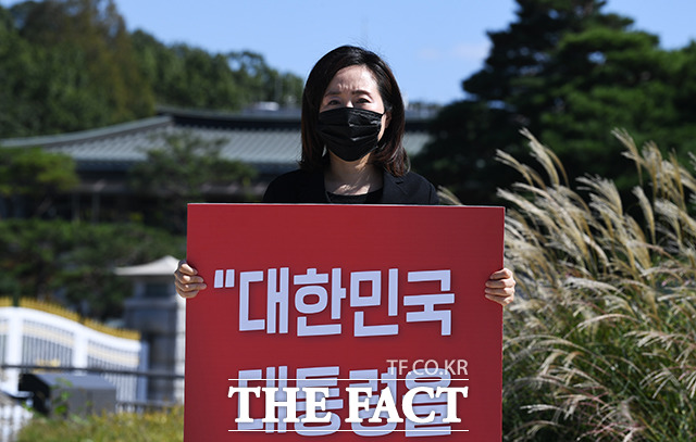 청와대 앞에서 1인 시위하는 전주혜 국민의힘 의원
