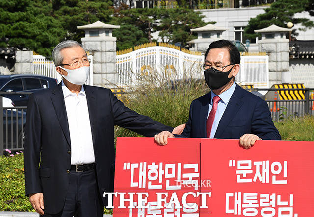 1인 시위하는 주호영 원내대표 방문한 김종인 비대위원장(왼쪽)
