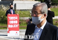 [TF포토] 취재진 질문에 답변하는 김종인 위원장