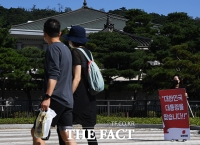 [TF포토] 청와대 앞에서 1인 시위하는 전주혜 의원