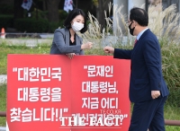 [TF포토] 배현진 의원과 1인 시위 교대하는 주호영 원내대표
