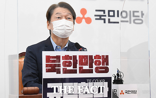 28일 안철수 국민의당 대표는 최고위원회의에서 여권 인사들에게 통지문 한 장에 감읍해 북한을 싸고 도는 당신들(여권인사들) 모두가 최서원이라고 힐난했다. /이새롬 기자