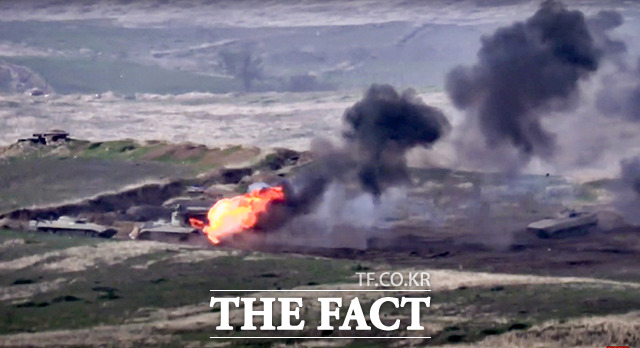 아르메니아 국방부가 27일 공개한 아르메니아군이 나고르노-카라바흐 공화국 접경선에서 아제르바이잔 전차를 파괴하는 모습. / AP.뉴시스