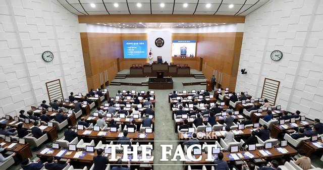 서울시의회에서 신종 코로나바이러스 감염증(코로나19) 확진자가 발생, 의원회관이 폐쇄됐다. 김인호 서울시의회 의장이 14일 오후 서울 중구 서울특별시의회에서 열린 제296회 임시회 제1차 본회의에 참석해 개회사를 하고 있다. /뉴시스