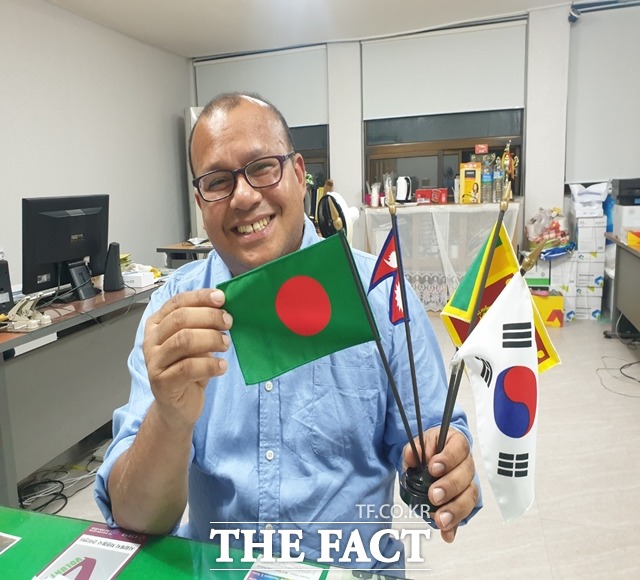 방글라데시에서 온 이주민 인권운동가 샤골(46)씨가 방글라데시 국기와 한국 국기를 들고 미소짓고 있다. /김해=강보금 기자