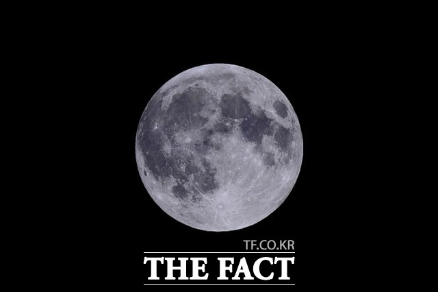 올해 추석엔 부산은 10월 1일 오후 6시 11분에 보름달이 뜬다. / 한국천문연구원 제공