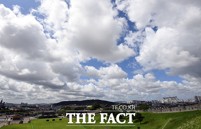 화요일인 29일은 전국이 대체로 맑다가 오후부터 구름이 많아지겠다. /임영무 기자