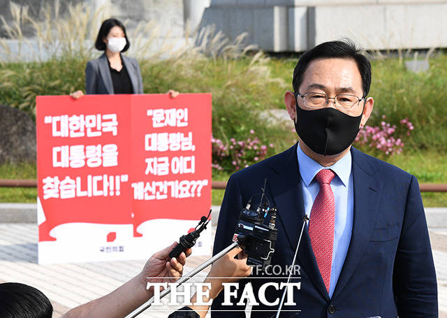 주호영 국민의힘 원내대표가 28일 오전 국회에서 열린 당 비상대책위원회 회의에서 북한에 의한 해양수산부 공무원 피살 사건과 관련해 오늘 본회의에서 대북규탄결의안 채택이 예정돼 있었으나 더불어민주당이 북한의 미안문 이후 결의안 채택을 못 하겠다면서 본회의를 거부하고 있다고 비판했다. 주 원내대표가 지난 27일 오후 청와대 분수대 앞에서 북한의 해수부 공무원 피격 사건 진상조사를 요구하는 1인 시위를 시작하기 전 취재진 질문에 답하는 모습. /배정한 기자