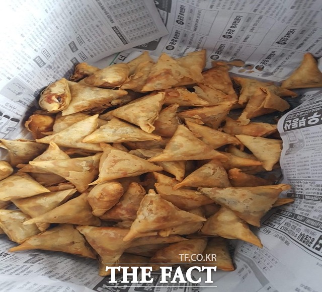 방글라데시의 대표적인 전통 음식인 사모사(야채나 고기를 넣고 삼각형으로 만든 튀김). 지난해 추석 때 사모사를 만들어 이웃 주민들과 나눠 먹었다. /샤골씨 제공
