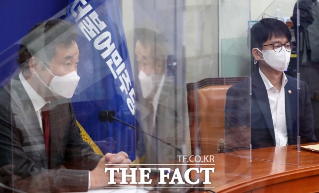 더불어민주당은 서해상 공무원 피살 사건 관련 당내 공동조사 특별위원회를 설치한다고 밝혔다. 지난 24일 민주당 당대표실에서 박재민 국방부 차관(오른쪽)의 북한 해역 실종 선원 피격 사건에 대해 보고를 받는 이낙연 민주당 대표. /국회=이새롬 기자