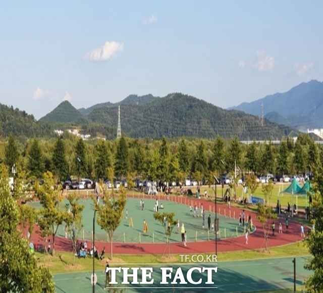경북 구미 낙동강체육공원이 신종 코로나바이러스 감염증(코로나19) 확산으로 지친 시민 휴식처로 각광받고 있다.사진은 낙동강체육공원 전경/구미시 제공