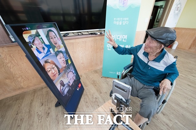 KT가 나를(Narle) 영상통화를 활용한 요양원 안심 면회를 지원한다. /KT 제공