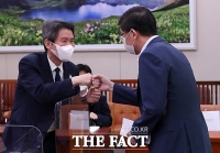 [TF포토] 주먹인사 나누는 이인영-김홍걸